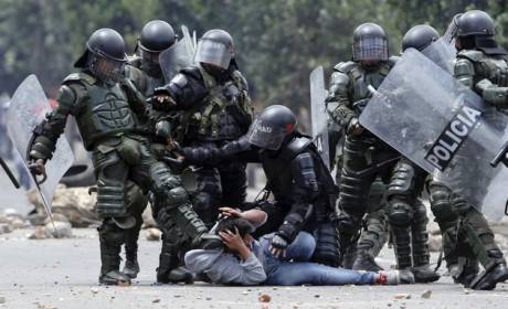 Image of the savage repression by the ESMAD anti-riot squad against campesino small-scale farmers and students in Ubaté, Cundinamarca, on 26 August